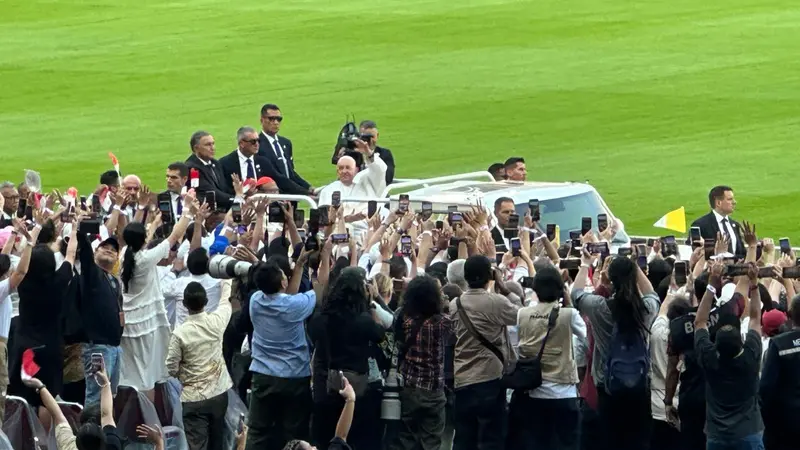 Paus Fransiskus berkeliling Stadion Utama GBK untuk menyapa umat yang menghadiri Misa Akbar pada Kamis (5/9/2024). (Liputan6.com/Benedikta Miranti)