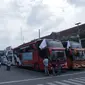 Penyedia bus dan stakeholder pariwisata di Kabupaten Pati menggelar konvoi sambil mengibarkan bendera putih, tanda menyerah dengan kebijakan PPKM. (Liputan6.com/ Ahmad Adirin)