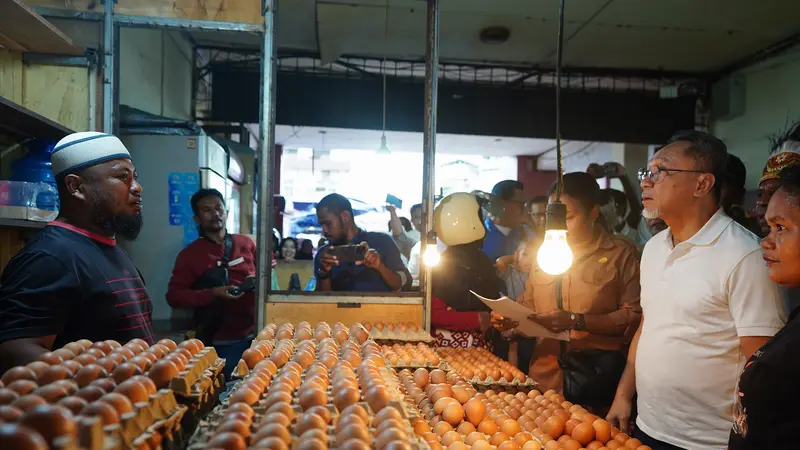 Menteri Perdagangan (Mendag) Zulkifli Hasan meninjau ketersediaan stok dan stabilitas harga barang kebutuhan pokok (bapok) di Pasar Sentral Hamadi, Jayapura, Papua, Selasa (2/5/2023). (Dok Biro Humas Kemendag)