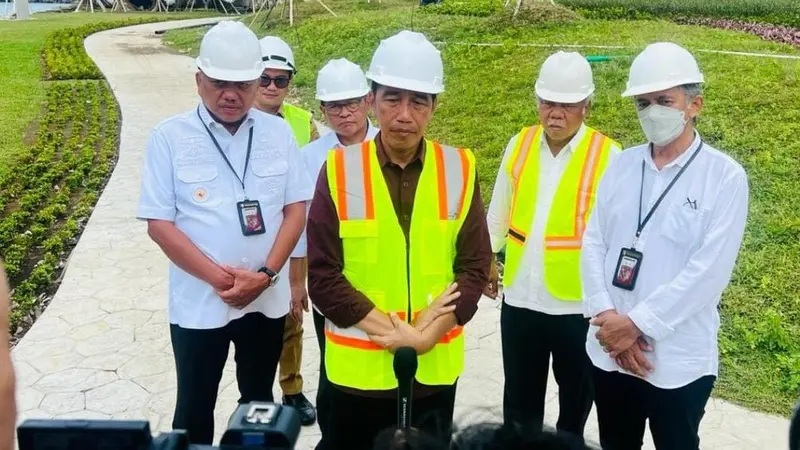 Presiden Joko Widodo saat mengunjungi kawasan pariwisata Likupang di Minahasa Utara, Sulut.