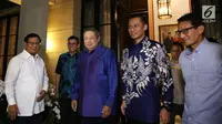 Suasana saat bakal capres Prabowo Subianto (kiri) bersama bakal cawapres Sandiaga Uno (kanan) disambut Ketum Partai Demokrat Susilo Bambang Yudhoyono (SBY) dan Agus Harimurti Yudhoyono di kediamannya di Jakarta, Rabu (12/9). (Merdeka.com/Imam Buhori)