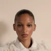 Alis tetap mengikuti filosofi clean girl, dibentuk dengan Stylo Sourcils Haute Precision dan disikat rapi menggunakan Dual-Ended Brow Brush n°207, agar terlihat tegas namun tidak terlalu grafis. Sedangkan untuk bibir, tampaknya Chanel memilih untuk menjaga nuansa minimalis dengan lip balm berkilau atau tinted gloss natural, meski detail pastinya belum diumumkan secara resmi.