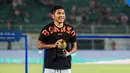 Pada kategori pemain muda terbaik, pemain Borneo FC, Fajar Fathur Rahman terpilih sebagai penerima penghargaan. Bek kanan berusia 22 tahun yang telah dipercaya membela timnas senior ini berhak atas trofi dan hadiah uang sebesar Rp100 juta. (Bola.com/Bagaskara Lazuardi)