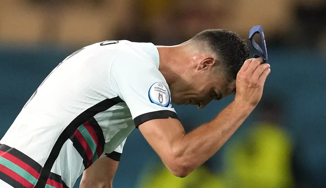 Reaksi kapten timnas Portugal, Cristiano Ronaldo pada babak 16 besar Euro 2020 menghadapi Belgia di Estadio La Cartuja, Sevilla, Spanyol, Senin (28/6/2021) dini hari WIB. Cristiano Ronaldo membuang dan menendang ban kapten usai kalah dari Belgia 0-1. (AP Photo/Thanassis Stavrakis, Pool)