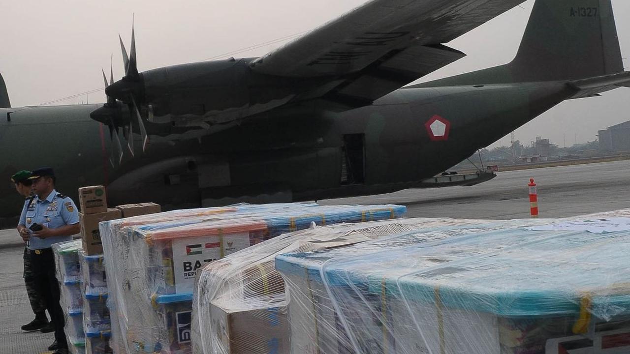 Bantuan yang dikirim dari Indonesia ini tidak langsung diterbangkan ke Gaza, Palestina, tetapi melalui pintu perbatasan dengan Mesir di Rafah.<br>