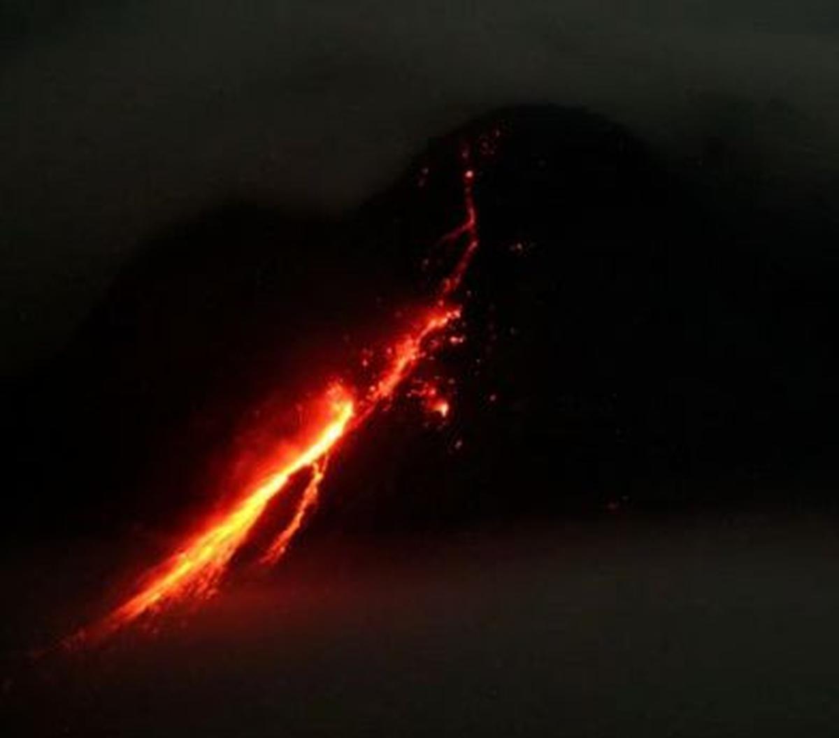 Gunung Merapi yang berada di perbatasan Jawa Tengah dan Yogyakarta mengalami 71 kali gempa guguran.