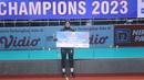 Pemain Tim Voli Putri Petrokimia Gresik Pupuk Indonesia, Putri Nur Hidayati Agustin menerima penghargaan sebagai Pemain Masa Depan Livoli Divisi Utama 2023 dengan menerima piala dan hadiah uang pembinaan sebesar Rp 5 juta usai laga grand final Livoli Divisi Utama 2023 menghadapi TNI AU di di GOR Joyoboyo, Kediri, Sabtu (9/12/2023) malam WIB. Petrokimia Gresik Pupuk Indonesia menang 3-0 (25-21, 25-23, 25-16). (PBVSI)