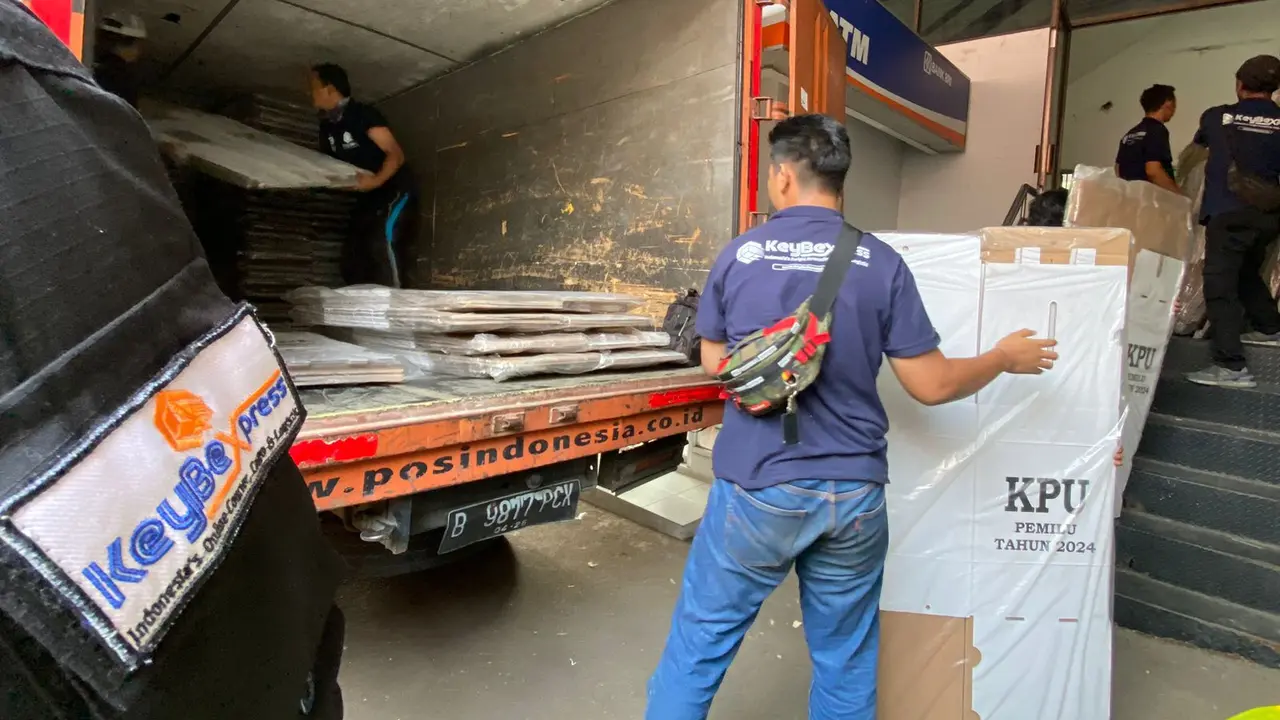 KPU Jakarta Selatan mulai mengirim logistik berupa bilik dan kotak suara ke sejumlah kecamatan (Istimewa)