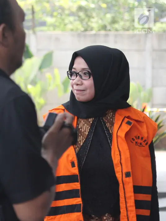 Anggota DPR Komisi VII Eni Maulani Saragih  tiba untuk menjalani pemeriksaan di gedung KPK, Jakarta, Rabu (15/8). Eni Saragih diperiksa sebagai saksi terkait dugaan menerima suap proyek kontrak kerja sama pembangunan PLTU Riau-1. (Merdeka.com/Dwi Narwoko)