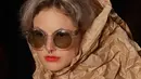 Model mengenakan kertas cokelat atau yang biasa disebut kertas pembungkus saat membawakan rancangan karya Ronaldo Fraga dalam Sao Paulo Fashion Week di Brasil (26/4). (AP Photo / Andre Penner)