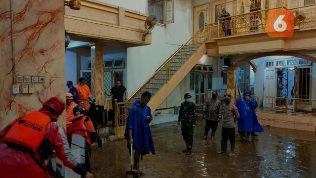 Tim gabungan menguras banjir di rumah Bupati Jember (Liputan6.com/Istimewa)
