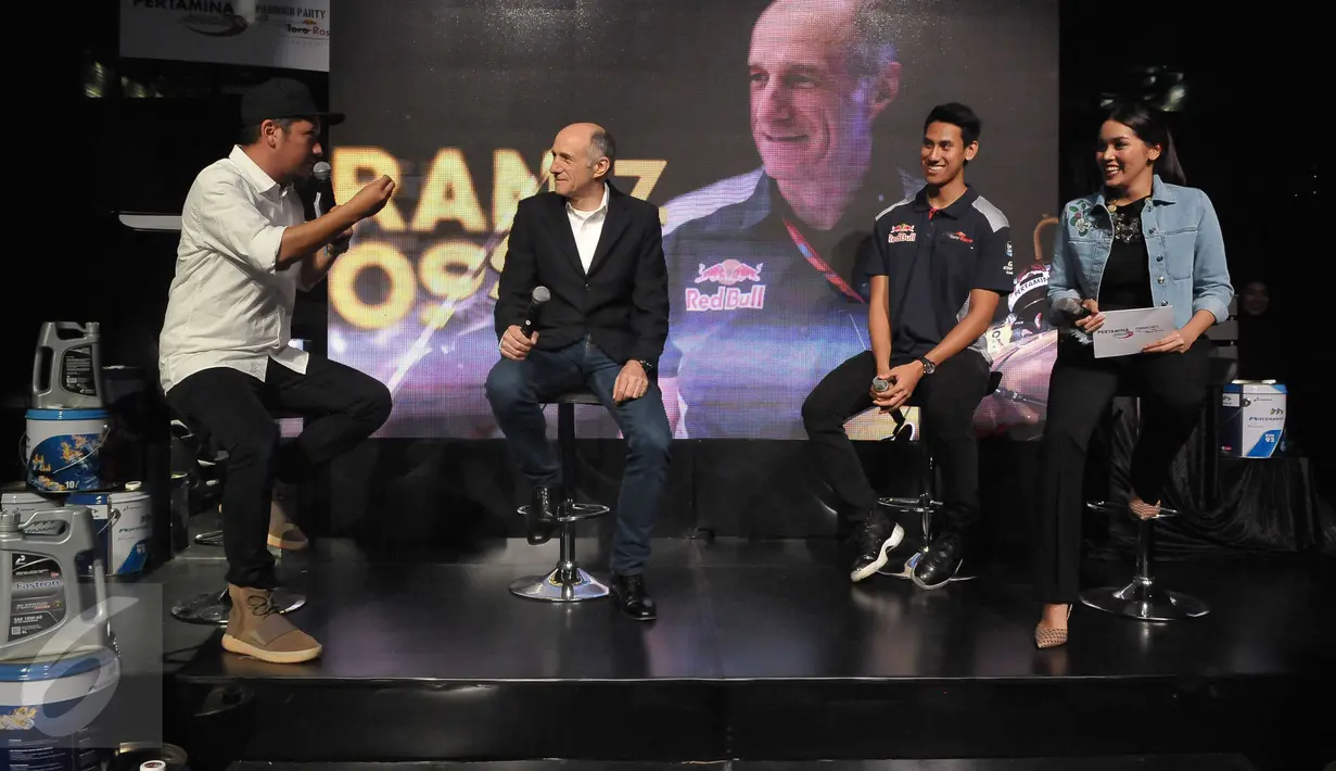 Suasana Konferensi Sean Gelael dan Franz Tost di Jakarta, Kamis (20/4). Memasuki musim baru F2, Pertamina dan dua pembalapnya Sean Gelael dan Norman Nato mendapat kesempatan menguji mobil STR12. (Liputan6.com/Helmi Afandi) 