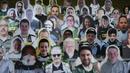 Cardboard pendukung Borussia Moenchegladbach mengisi kursi penonton di stadion Borussia Park, Moenchengladbach, Jerman, Rabu (20/5/2020). Ribuan Cardboard gambar suporter Borussia Moenchegladbach dipasang untuk mendukung timnya saat berlaga di kompetisi Bundesliga. (AFP/Ina Fassbender)