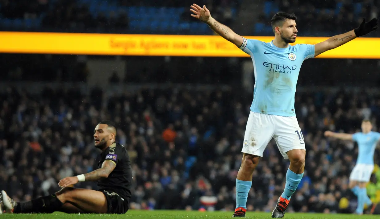 Perayaan gol Sergio Aguero dari Manchester City setelah berhasil melesakkan gol ke gawang Leicester City di Stadion Etihad, Manchester, Inggris, Sabtu (10/2). (AP Photo/Rui Vieira)