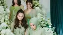 Lewat unggahan tamu undangan, kini secara perlahan foto-foto pernikahan Happy dan Gilga mulai bermunculan. Happy Asmara tampak mengenakan kebaya warna hijau didampingi bridesmaid di momen resepsi. (Liputan6.com/IG//@dhianaapeszekk)