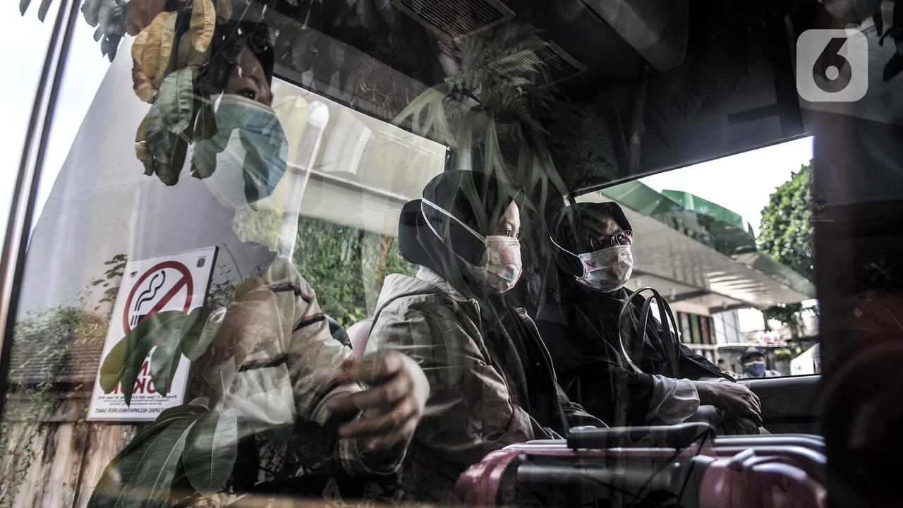 FOTO: Bus Sekolah Evakuasi Pasien COVID-19 ke Wisma Atlet