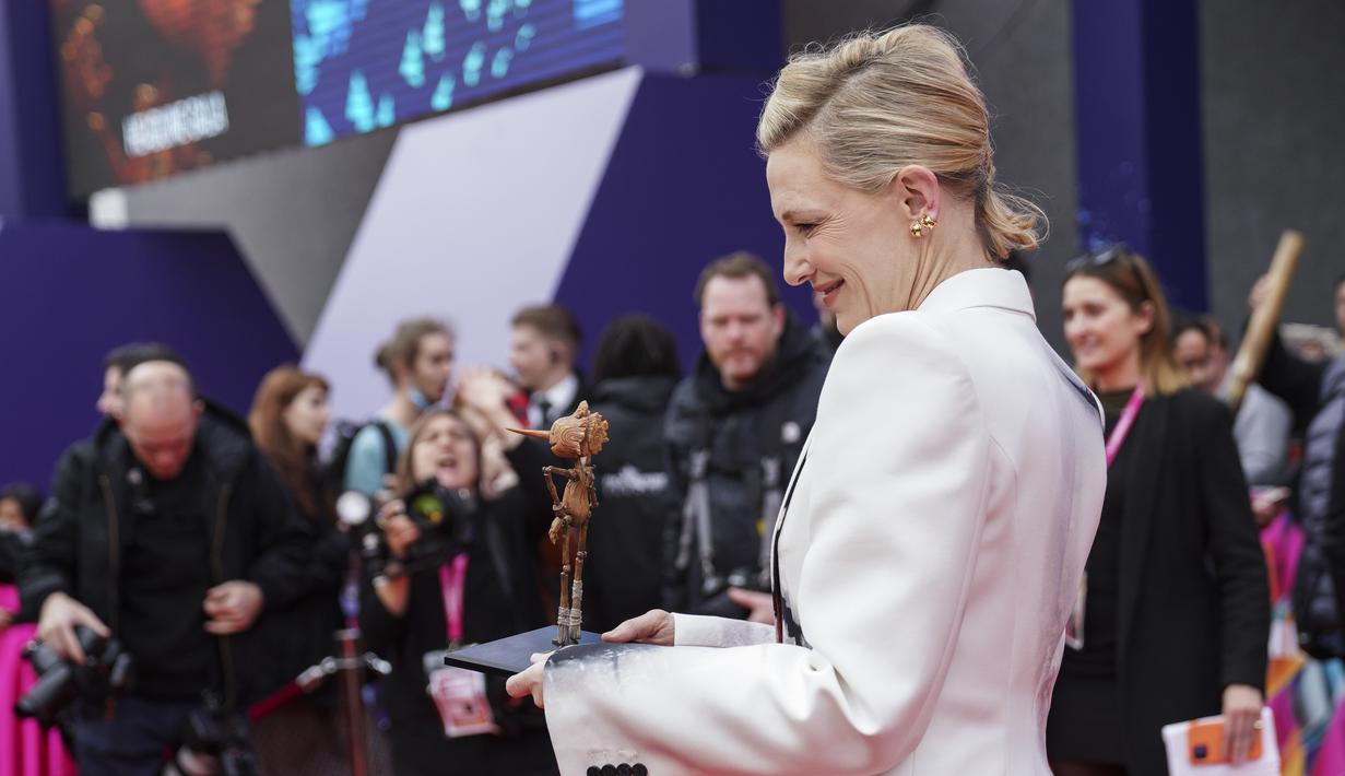 Cate Blanchett berpose untuk fotografer saat tiba untuk pemutaran perdana film 'Guillermo del Toro's Pinocchio' selama Festival Film London 2022 di London, Sabtu, 15 Oktober 2022. Blazer model double-breasted, yang memiliki dasar putih, menonjol dari celana setelan putihnya yang serasi yang disimpan sebagai satu warna. (Photo by Scott Garfitt/Invision/AP)