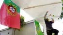 Warga memasang pernak pernik bertema Piala Dunia 2022 di Perum Depok Maharaja Blok M1 Cluster Cemara, Rangkapan Jaya, Depok, Jawa Barat, Minggu (30/10/2022). (Bola.com/M Iqbal Ichsan)