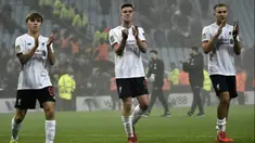 Para pemain Liverpool bertepuk tangan setelah pertandingan melawan Aston Villa pada perempat final Piala Liga Inggris di Villa Park di Birmingham (17/12/2019). Pada pertandingan ini Liverpool memainkan skuad termuda dan kalah telak 5-0 atas Aston Villa. (AP Photo / Rui Vieira)