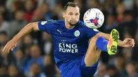 Pemain Leicester City, Danny Drinkwater menjadi pemain keempat pada klasemen pemain yang paling banyak memberikan operan yaitu 598 kali hingga pekan ke-9 Premier League. (AFP/ Anthony Devlin)