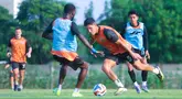 Pemain Persija Jakarta, Van Basty Souza, mengikuti sesi latihan di Nirwana Park, Sawangan, Depok, Jawa Barat, Kamis (31/7/2025). Skuad Macan Kemayoran terus menggenjot persiapan jelang bergulirnya BRI Super League 2025/2026. (Bola.com/M Iqbal Ichsan)