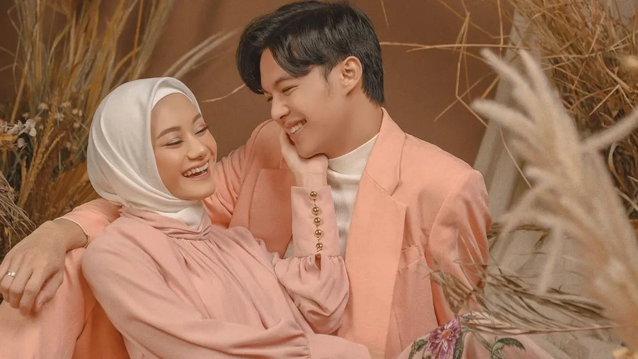 [Fimela] Rey Mbayang dan Dinda Hauw