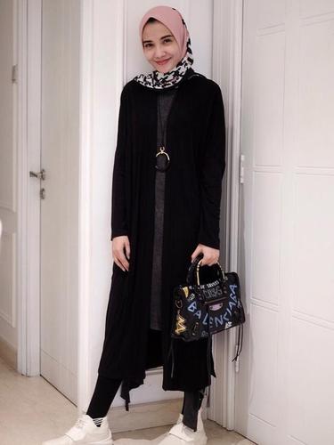 Zaskia Sungkar Pamerkan Busana Muslim Etnik Di Fashion Nation