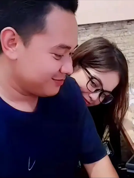 Kebersamaan wanita penyandang juara 2 D'Academy Musim ke-4 dengan Abdul Aziz ramai dukungan dari para penggemar. Bahkan tak sedikit akun fans Putri Da dan calon suami yang kerap mengunggah ulang aktivitas mereka. (Liputan6.com/IG/@da4_putri03)