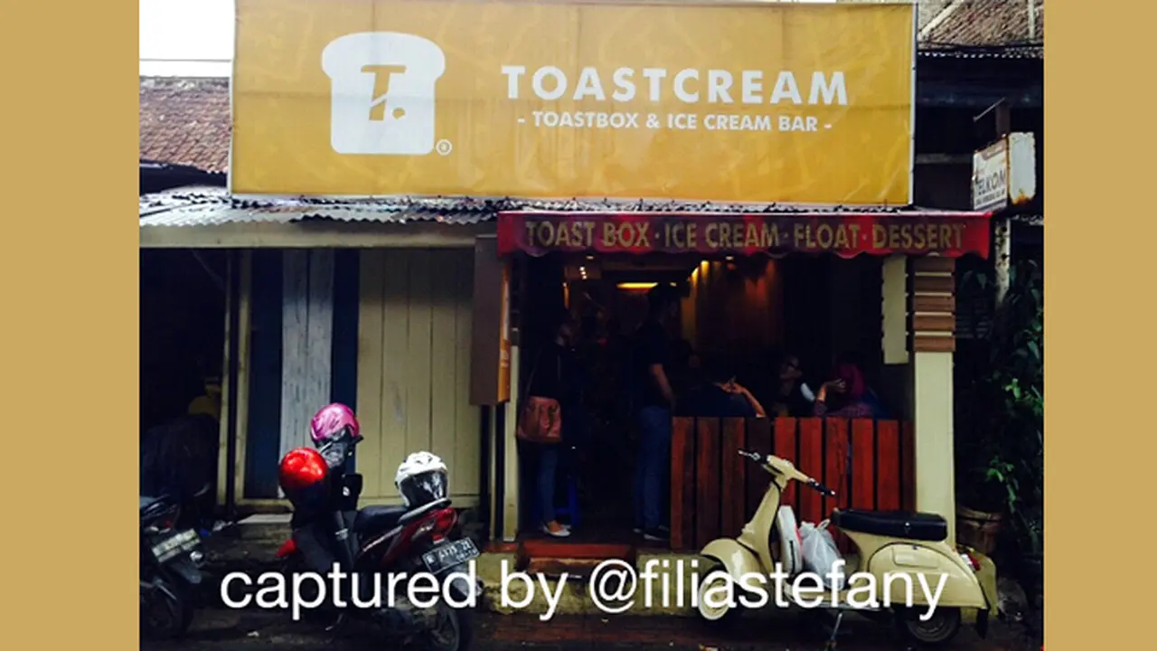 ToastCream, Sensasi Lembutnya Es Krim pada Topping Roti Bakar