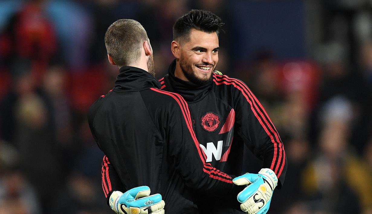 Manchester United dikabarkan ingin merekrut kembali Sergio Romero yang dilepas pada bursa transfer musim panas 2021/2022 lalu. Hal tersebut bertujuan untuk mencari pelapis sang kiper utama David De Gea. Namun, jika itu terwujud, Romero akan mendapatkan persaingan ketat dari Tom Heaton yang juga ditugaskan sebagai pelapis De Gea. (AFP/Paul Ellis)