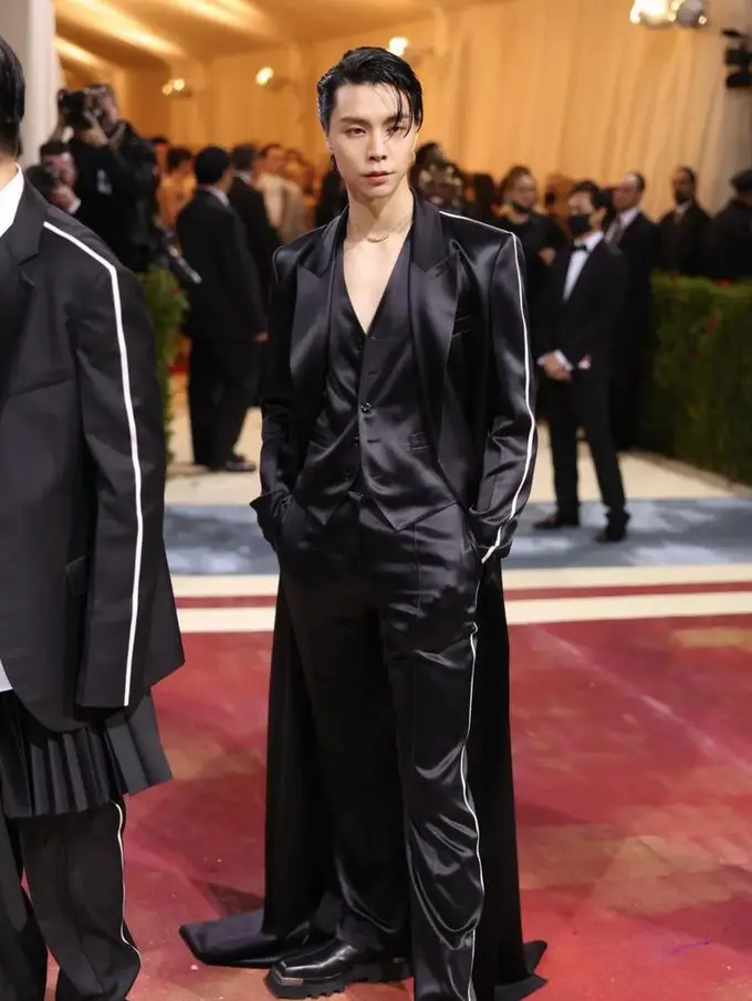 Gaya Johnny NCT Debut di Met Gala 2022, Pose Bareng Gigi Hadid Curi Perhatian