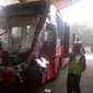 Bus Transjakarta ditabrak KRL (TMC Polda Metro)