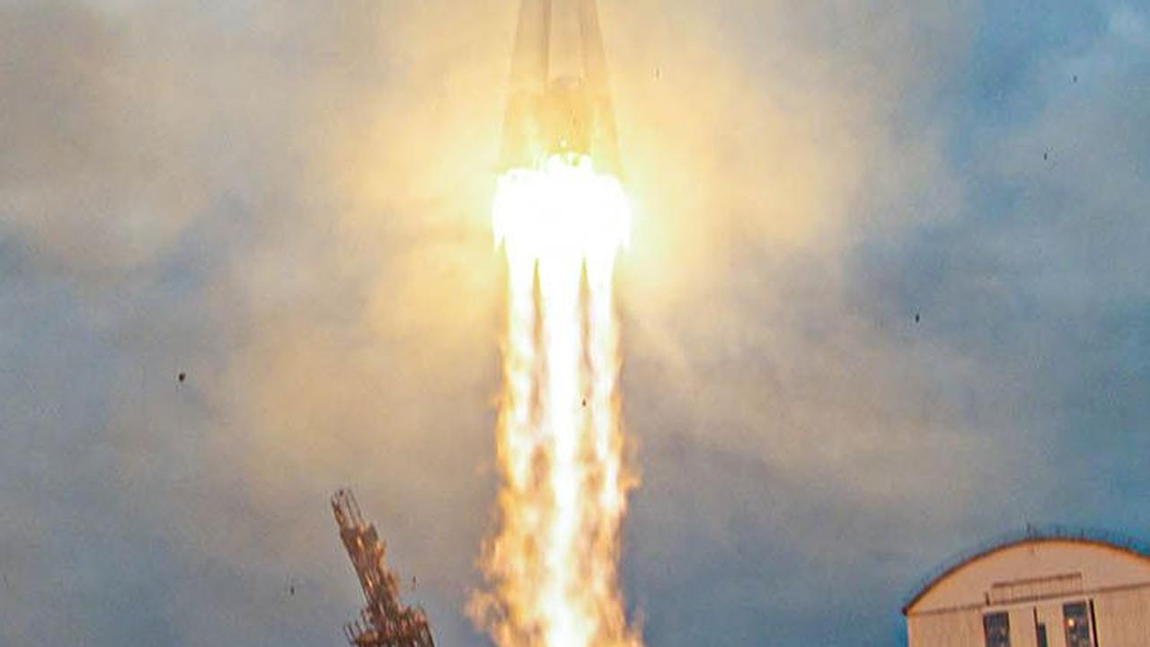 Peluncuran kali ini dilakukan dalam misi ambisius mencari air di kutub selatan bulan.