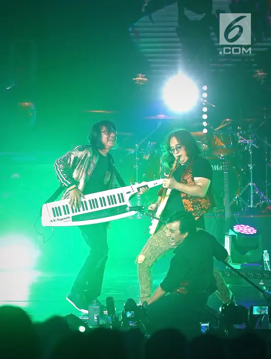 Grup band KLa Project membawakan lagu dalam konser bertajuk Karunia Semesta di JCC Plennary Hall, Jakarta Pusat, Rabu (5/12). Konser tersebut sebagai perayaan 30 tahun eksistensi KLa Project di blantika musik Indonesia. (New Fimela/Bambang Eros)