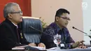 Juru Bicara MK Fajar Laksono (kanan) saat menjelaskan angket KPK di Gedung MK, Jakarta, Kamis (15/2). Putusan Mahkamah Konstitusi (MK) menetapkan KPK dapat menjadi objek angket DPR. (Liputan6.com/Angga Yuniar)