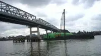 Jembatan terpanjang di kampung Zumi Zola ditabrak perahu tongkang. (Bangun Santoso/Liputan6.com)