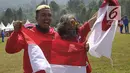 Atlet paralayang Indonesia, Jafro Megawanto bersama pelatih berselebrasi seusai babak nomor ketepatan mendarat pria cabang Paralayang Asian Games 2018 di Gunung Mas, Puncak, Jawa Barat, Kamis (23/8). Jafro sukses meraih emas. (Merdeka.com/Arie Basuki)