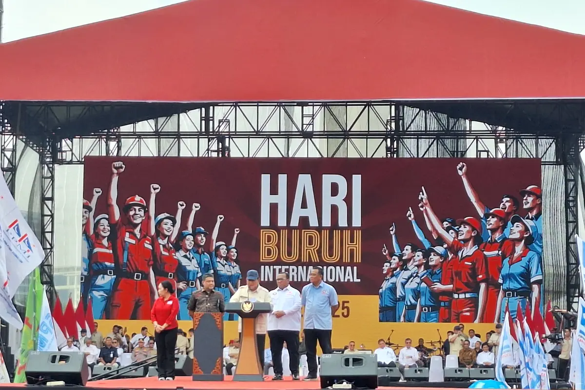 Presiden Prabowo Subianto memberikan hadiah kepada para buruh saat Hari Buruh Internasional atau May Day tahun 2025 dengan membentuk Dewan Kesejahteraan Buruh Nasional.
