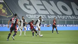 Pemain Juventus Federico Bernardeschi (kedua kanan) berebut bola dengan pemain Genoa pada pertandingan Serie A di Stadion Luigi Ferraris, Genoa, Italia, Selasa (30/6/2020). Juventus kokoh memuncaki klasemen sementara usai mengalahan Genoa 3-1. (Tano Pecoraro/LaPresse via AP)