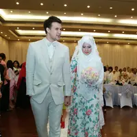 Risty Tagor harus memperhatikan jalannya karena gaun yang ia pakai cukup panjang. (M. Akrom Sukarya/Bintang.com)