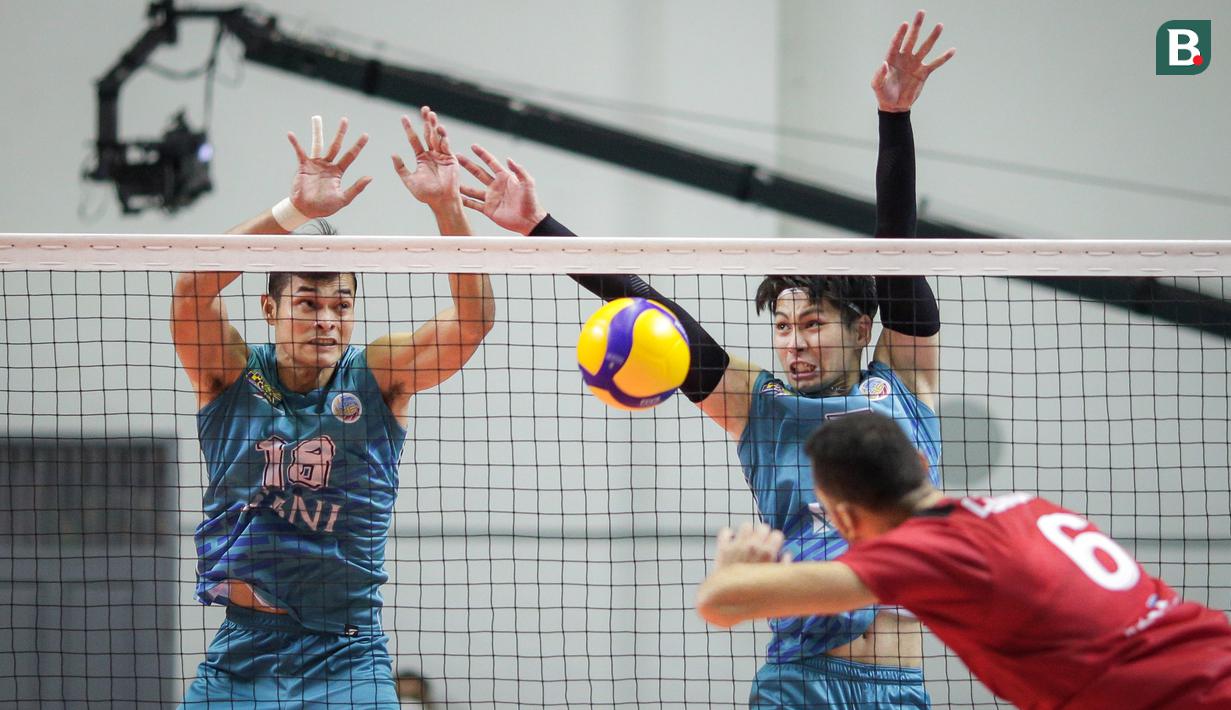 Unggul pada set kedua, penampilan BNI 46 justru menurun pada set berikuntnya. Pertahanan mereka rapuh dan kurang baik dalam antisipasi servis sehingga Bogor LavAni kembali mendominasi. (Bola.com/Bagaskara Lazuardi)