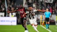 Youssouf Fofana berebut bola dengan Lloyd Kelly di laga&nbsp;Juventus&nbsp;vs AC Milan di pekan ke enam Serie A 2025/2026 di Allianz Stadium, Senin (06/10/2025). (Fabio Ferrari/LaPresse via AP)