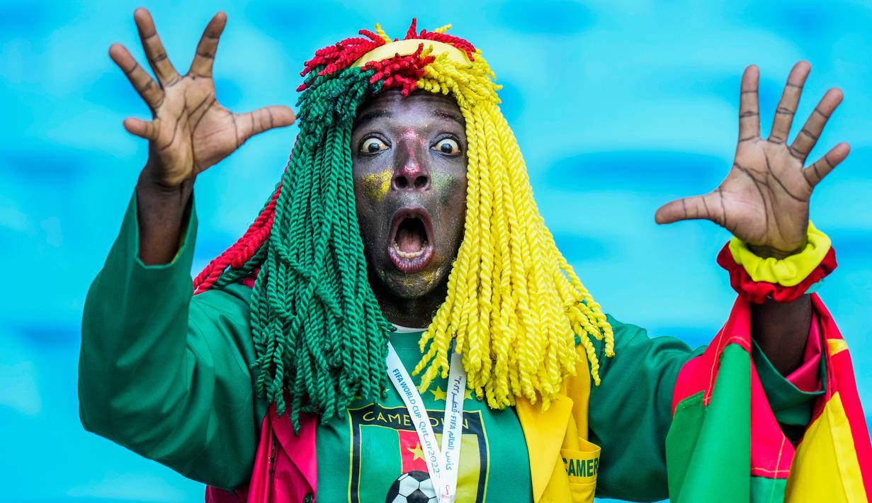 <p>Seorang suporter dari Kamerun bereaksi sebelum dimulainya pertandingan sepak bola Grup G Piala Dunia 2022 antara Swiss dan Kamerun di Stadion Al Janoub, Al Wakrah, Qatar, Kamis (24/11/2022). (AP Photo/Petr Josek)</p>