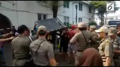 Penertiban PKL di Kawasan Kota Tua berlangsung ricuh. PKL yang tidak terima dagangannya diambil, mencoba mengambil kembali barang-barangnya.