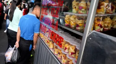 Warga membeli makanan untuk berbuka puasa di Pasar Takjil Kebon Kacang, Jakarta, Senin (29/5). Meski berada di gang sempit di antara gedung-gedung Pasar tersebut menjadi lokasi favorit warga yang bekerja di perkantoran sekitar. (Liputan6.com/Johan Tallo)