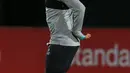 Penyerang Liverpool, Roberto Firmino mengontrol bola saat mengikuti sesi latihan di Melwood, Inggris (26/11/2019). Liverpool akan bertanding melawan wakil Italia, Napoli pada Grup E Liga Champions di Anfield. (AFP/Lindsey Parnaby)