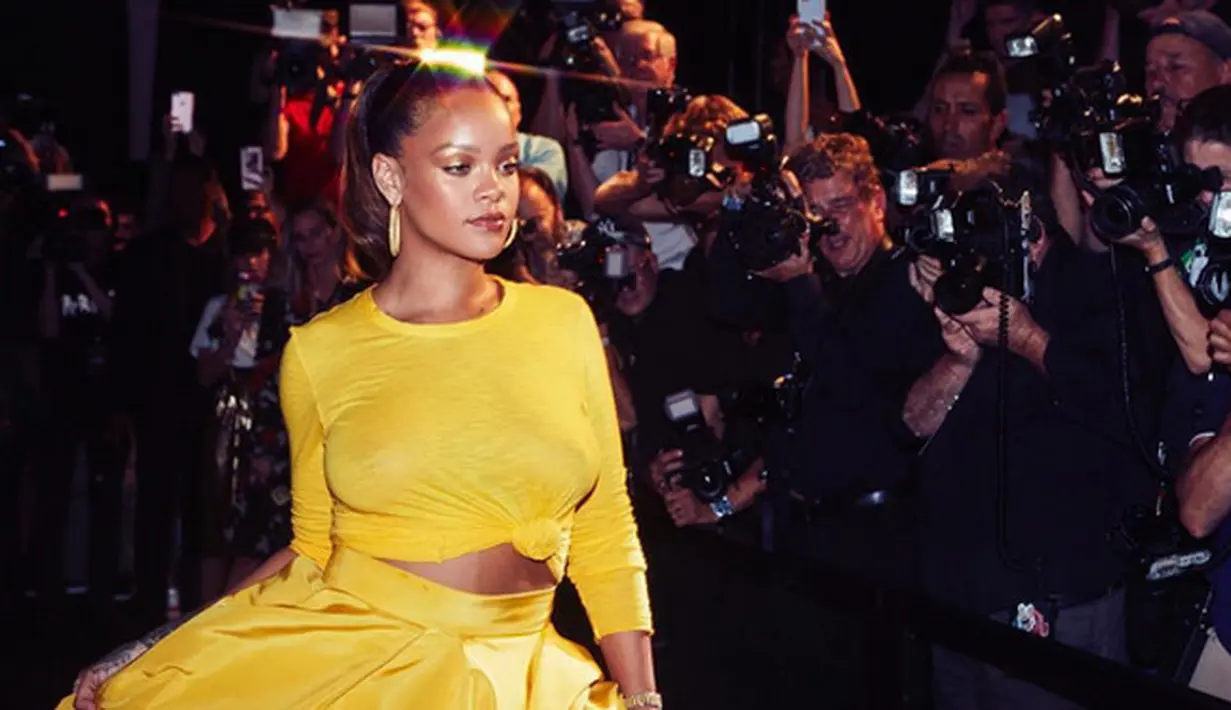 Sejak beberapa bulan lalu kisah cinta Rihanna dengan seorang milyarder bernama Hassan Jameel tengah ramai menjadi pembicaraan publik. Namun sejak saat itu keduanya belum pernah terlihat bersama. (Instagram/badgalriri)