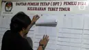 Warga melihat Daftar Pemilih Tetap (DPT) di Kantor Kelurahan Tebet, Jakarta, Kamis (30/11/2023). Website resmi Komisi Pemilihan Umum (KPU) dibobol hacker dan sekitar 204 juta data DPT bocor dalam kejadian ini. (Liputan6.com/Herman Zakharia)