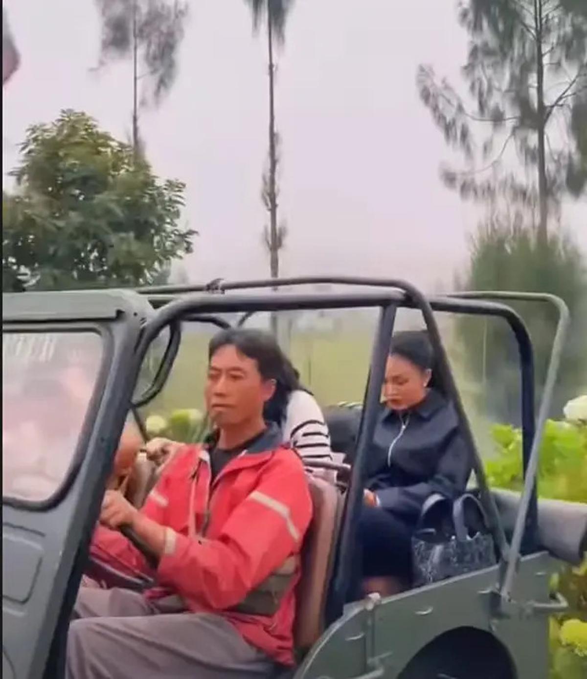 Gaya Healing Krisdayanti Bersama Keluarga Sebelum Pilkada Malang 2024, Konsisten Tampil Stylish dengan Barang Branded