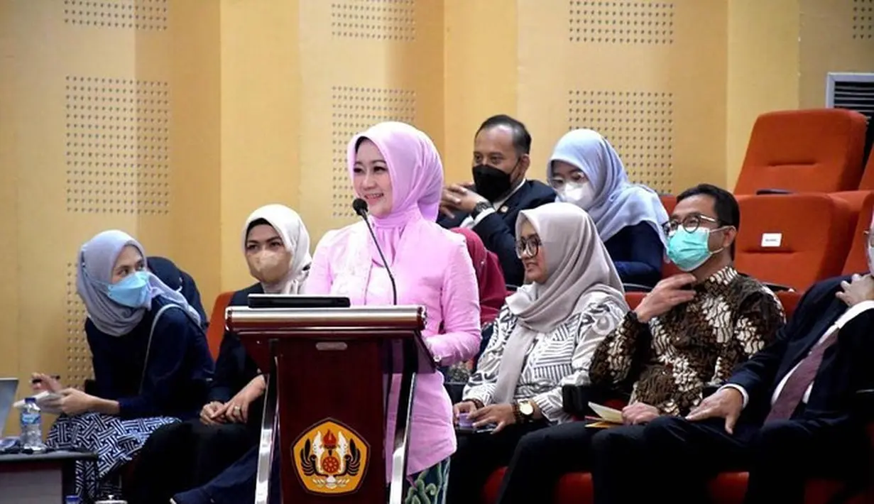 Menjadi pembicara di sebuah acara, Atalia tampil anggun-elegan dalam balutan kebaya merah muda. Kebaya tradisional ini dipadunya dengan hijab berwarna senada dan kain batik sebagai bawahan. Foto: Instagram.